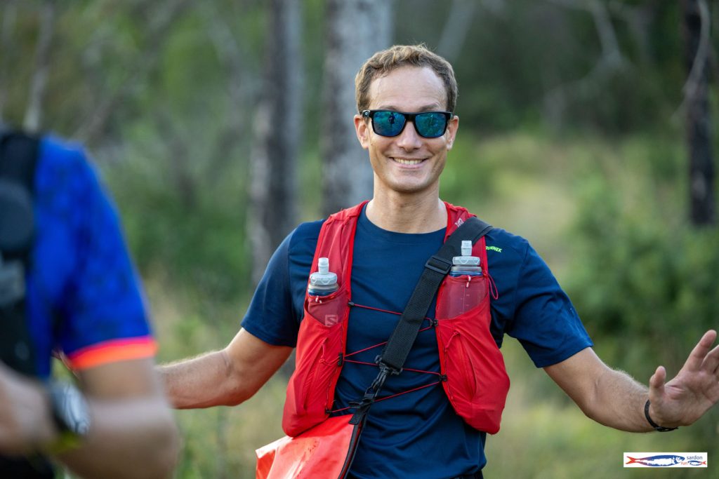 Il clima della Sardon Run: un runner saluta sorridendo lungo il percorso trail