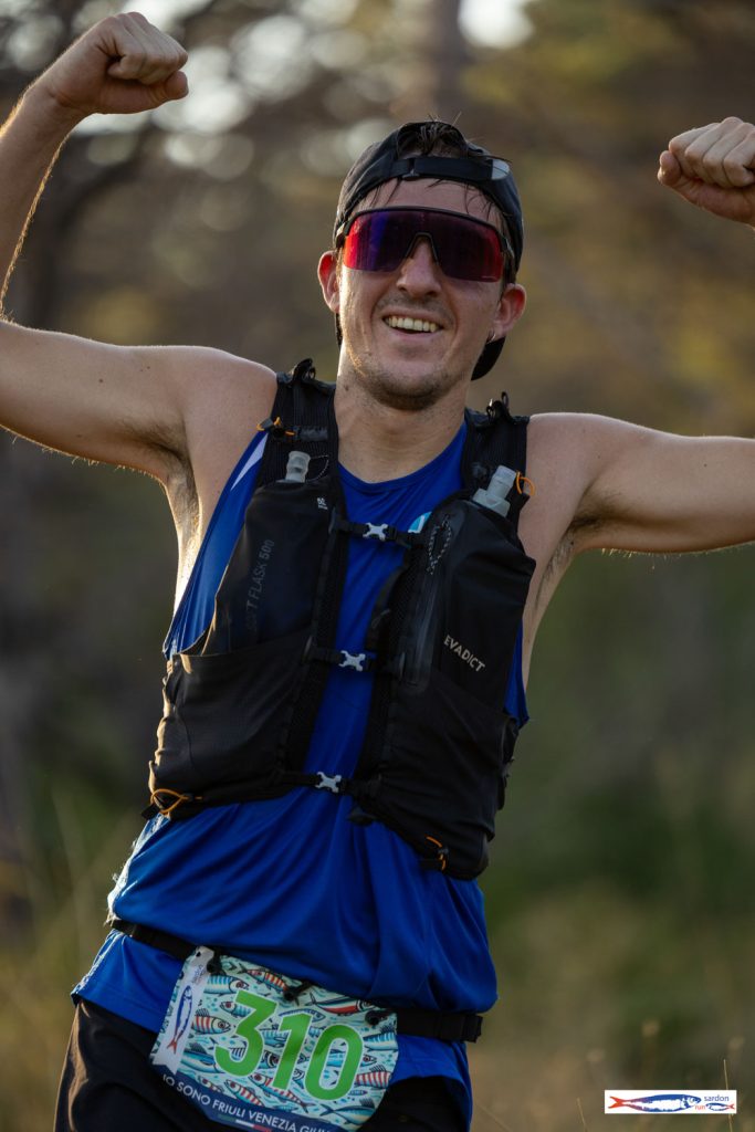 L'energia della Sardon Run: runner esulta a braccia alzate lungo il percorso