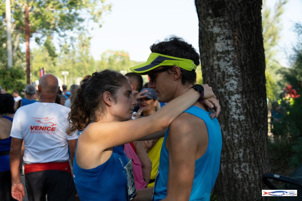 Abbraccio al traguardo: l'emozione dell'arrivo al village della Sardon Run