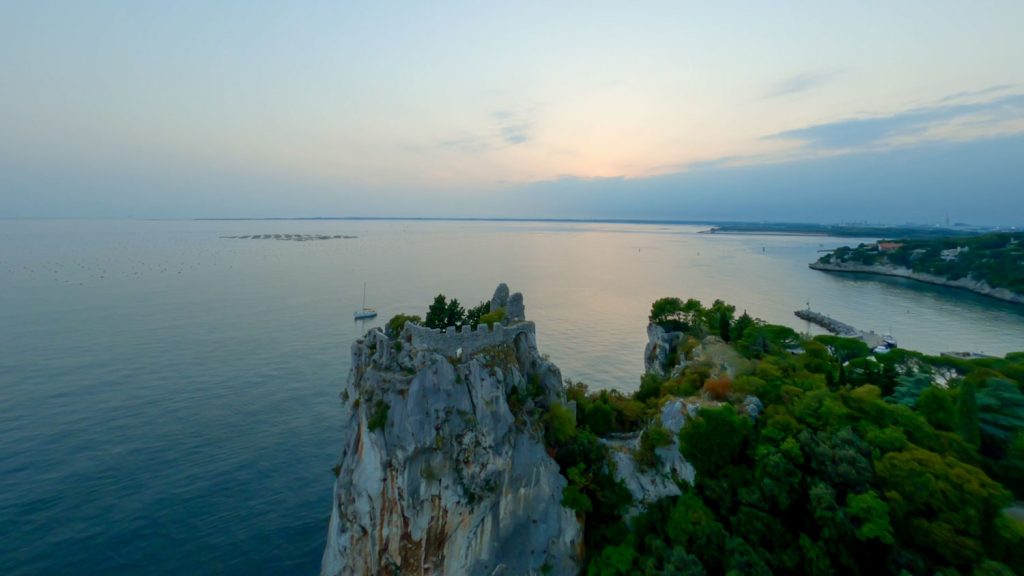 Le falesie a picco sul Golfo di Trieste al crepuscolo lungo il percorso della Sardon Run