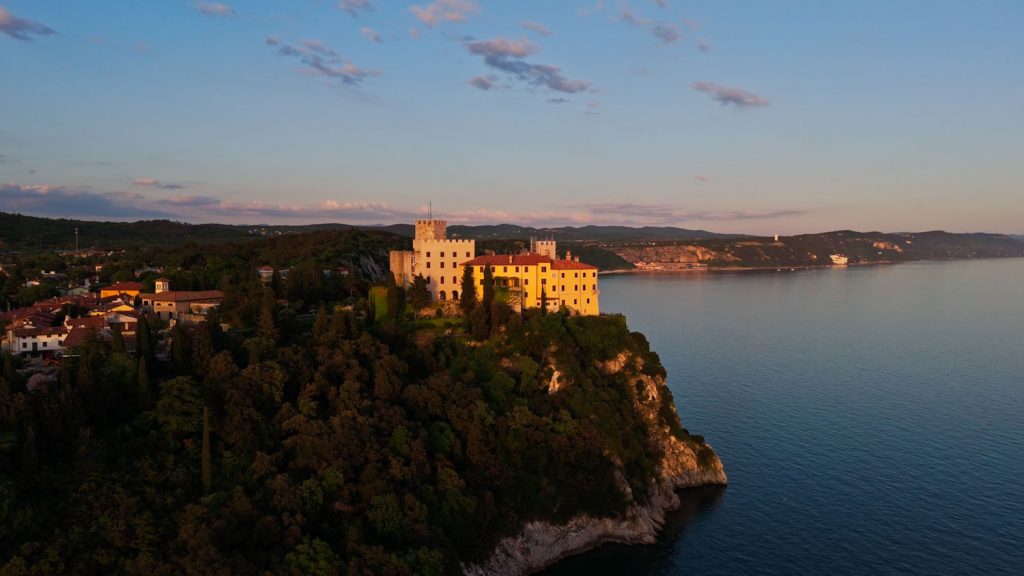 Il Castello di Duino a picco sul mare nella luce del tramonto, icona del paesaggio della Sardon Run