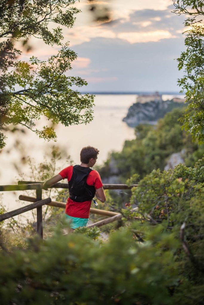 Runner al belvedere del Sentiero Rilke con vista sul Castello di Duino e sul golfo — Sardon Run
