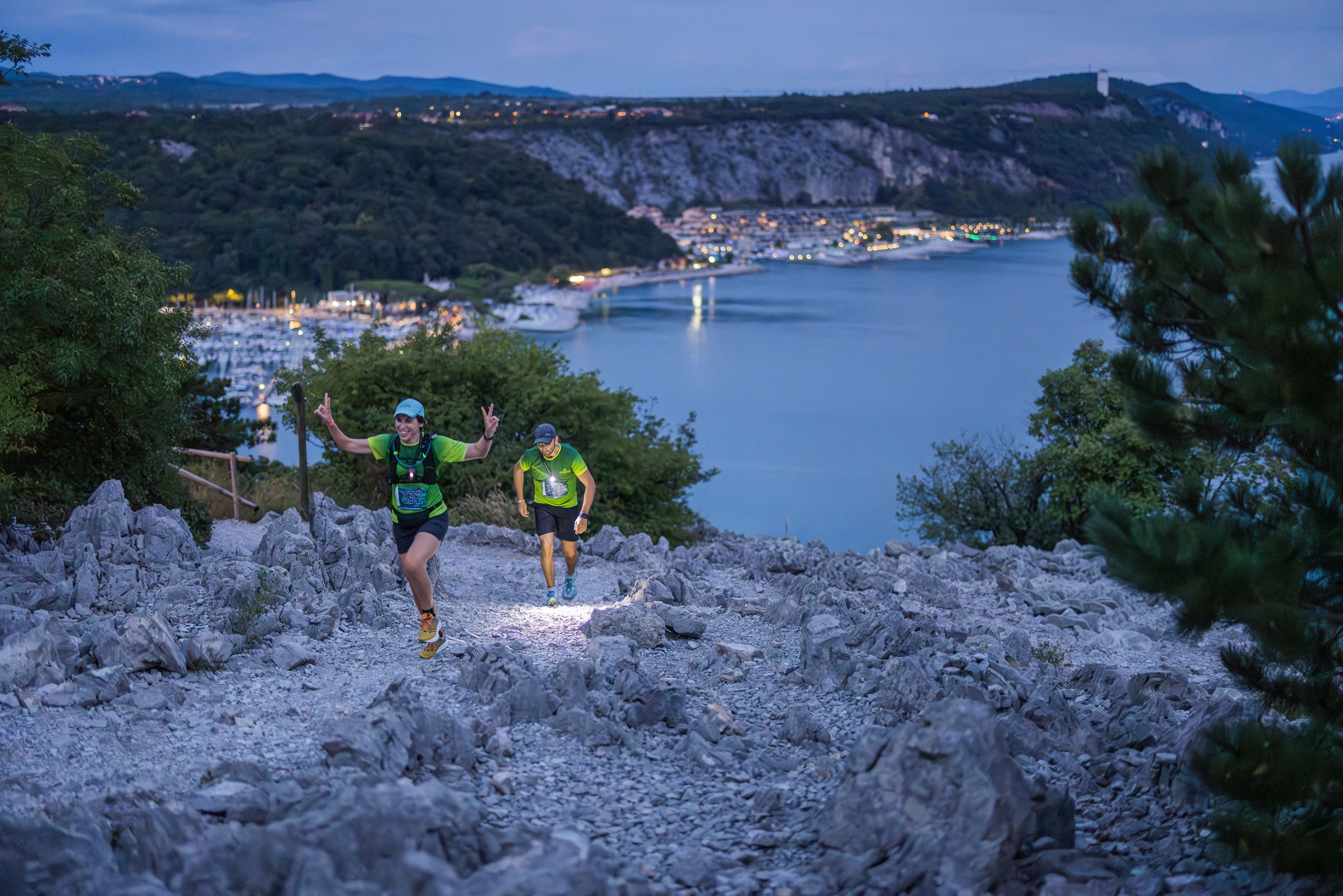 Sardon Run 2026 — corridori sul sentiero costiero del Carso al tramonto, vista sulla baia di Duino