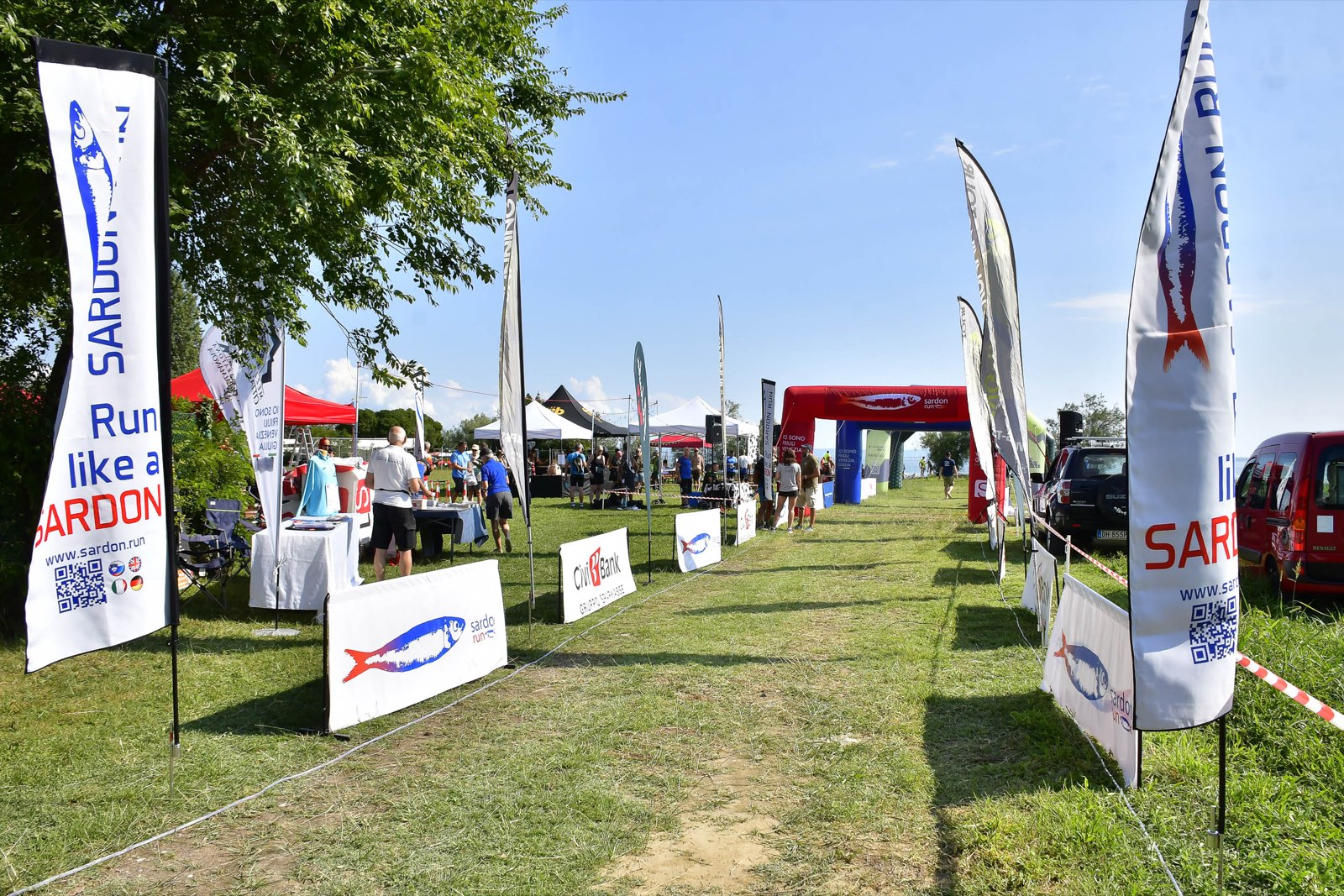 L'arrivo della Sardon Run all'Isola del Villaggio del Pescatore, con il mare alle spalle del traguardo