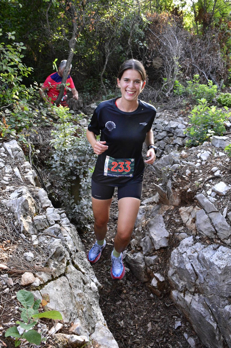 Runner nelle trincee della Grande Guerra scavate nella roccia del Monte Ermada